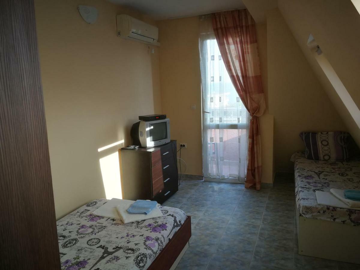 Femili Hotel Diveda Sveti Vlas Bagian luar foto